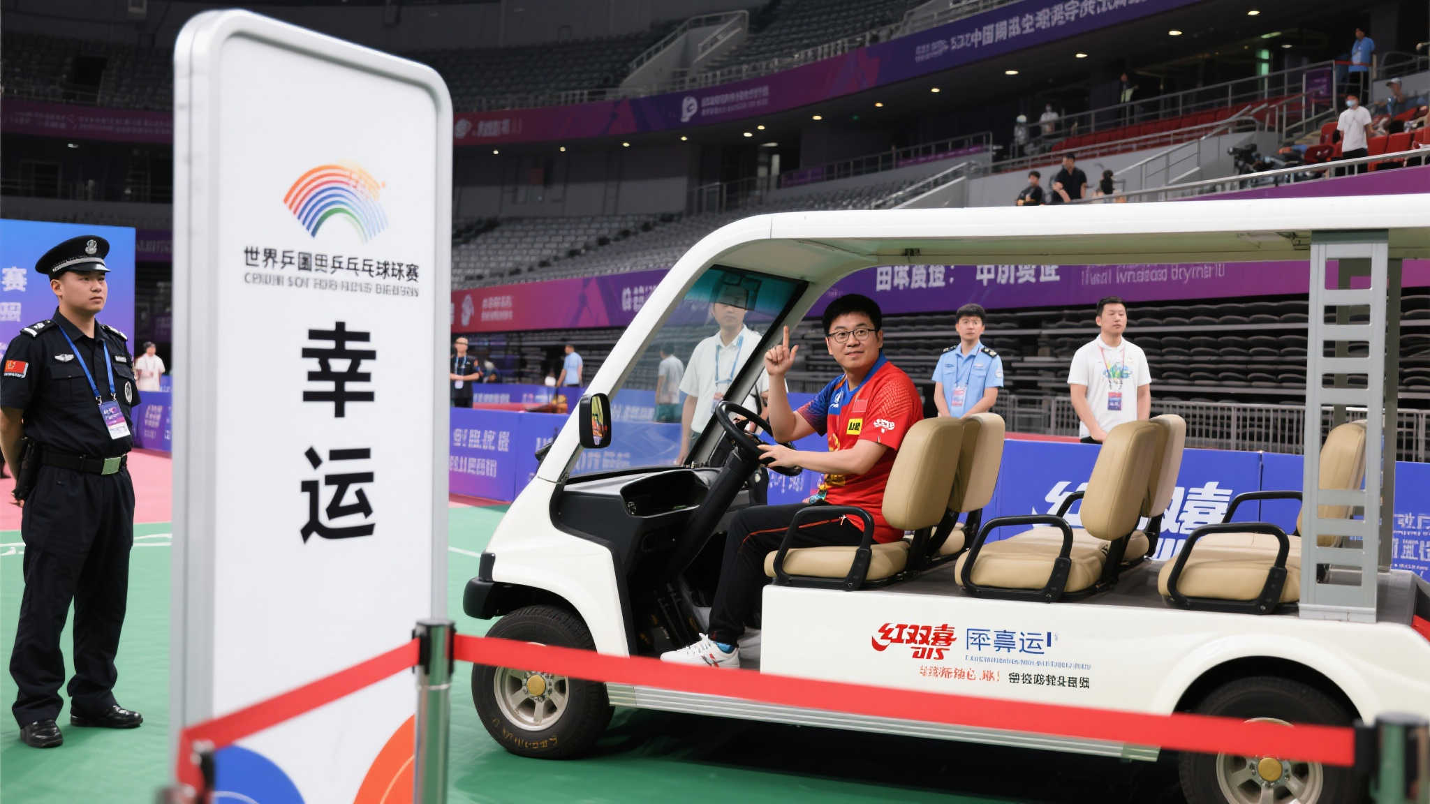 球迷巧妙登上多哈世乒赛球员专用巴士